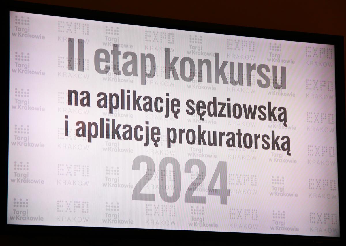 Napis „II etap konkursu na aplikację sędziowską i aplikację prokuratorską 2024” na białym tle z napisem: „EXPO Kraków. Targi w Krakowie”.