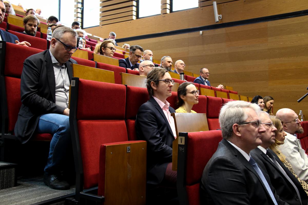 na zdjęciu widać salę wykładową aule i uczestników konferencji siedzących 