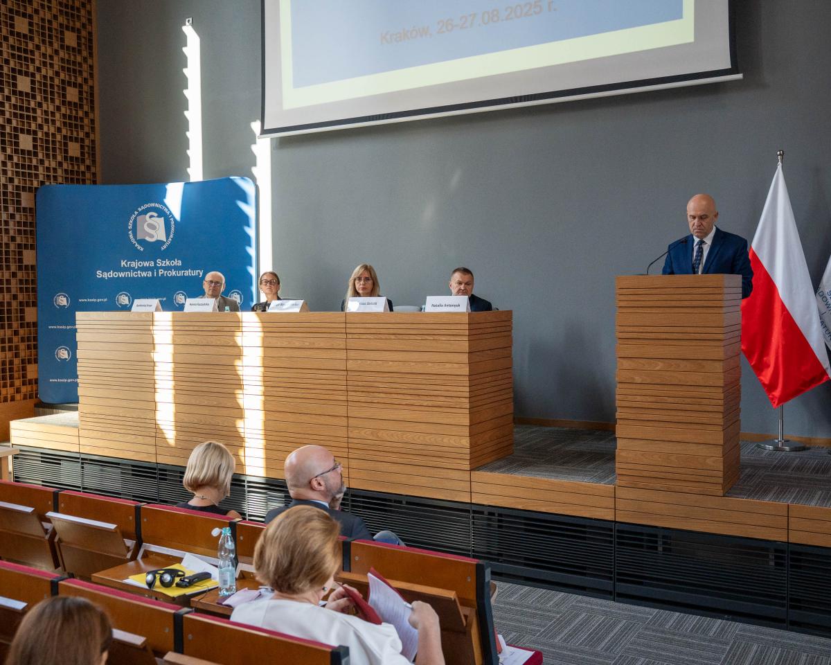 Sędzia Dariusz Mazur, Wiceminister Sprawiedliwości, wita uczestników konferencji. Przy stole prezydialnym od prawej: dr Dariusz Sielicki, Olga Binert-Mielko, prof. dr hab. Hanna Kuczyńska, dr hab. Bartłomiej Krzan.