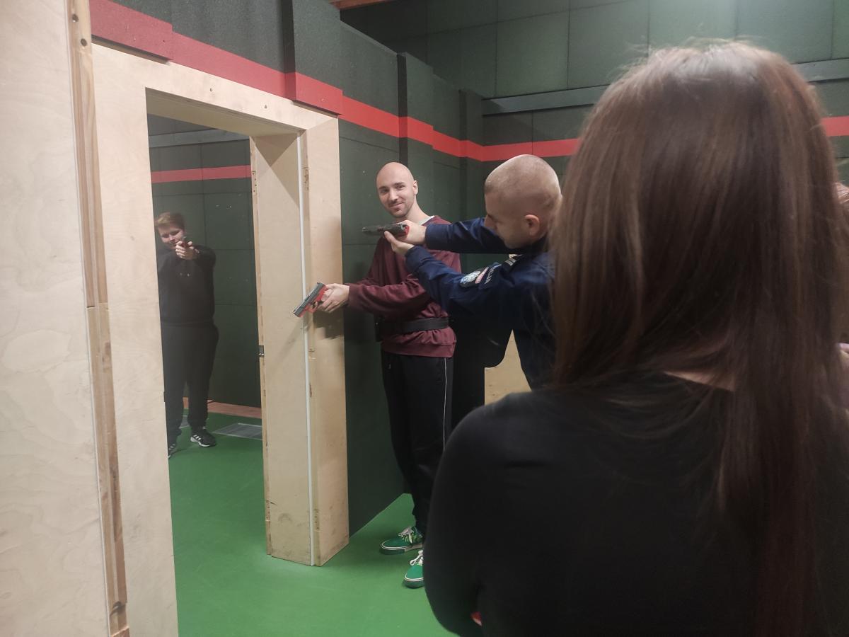 grupa aplikantów ćwiczy technikę wejścia do pomieszczenia gdzie znajduje się niebezpieczny przestępca