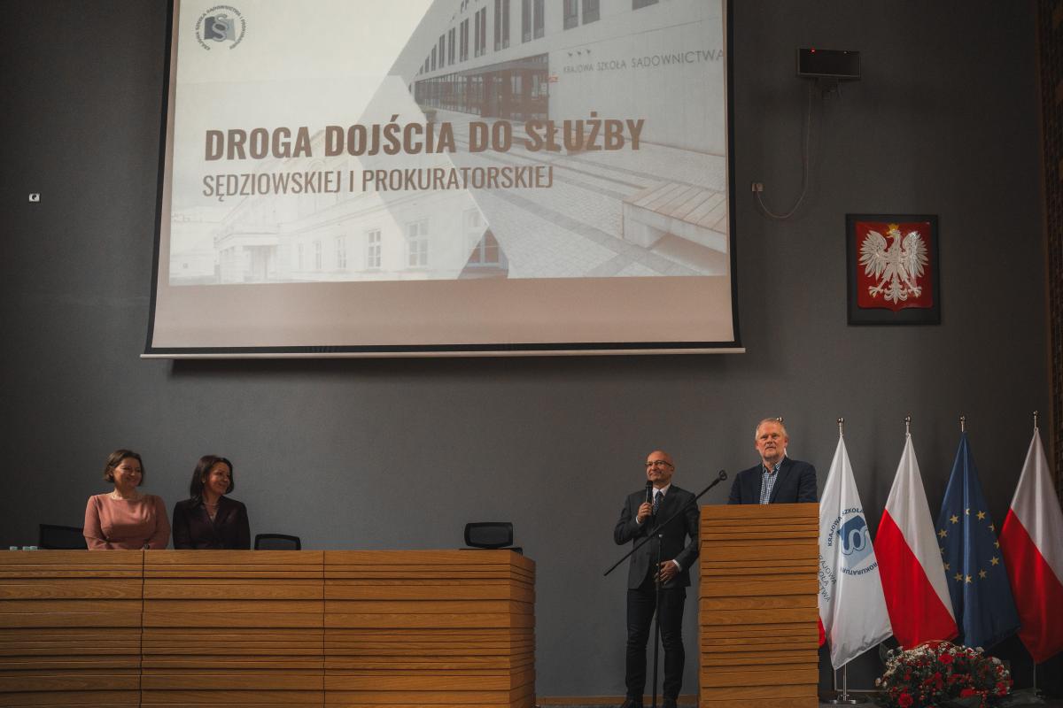 zdjęcie nr 2 przedstawia osoby reprezentujące KSSiP na tle prezentacji dotyczącej działalności Krajowej Szkoły;