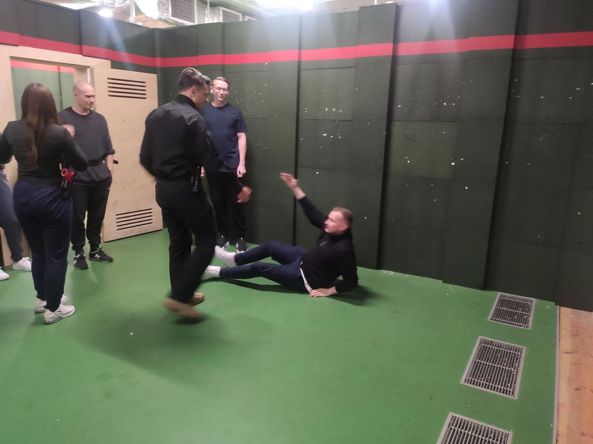 grupa aplikantów ćwiczy dopuszczalne przez prawo metody reakcji Policji w sytuacji zdarzenia, gdzie sprawca użycia niebezpiecznego narzędzia jak nóż, pistolet, pałka teleskopowa, maczeta